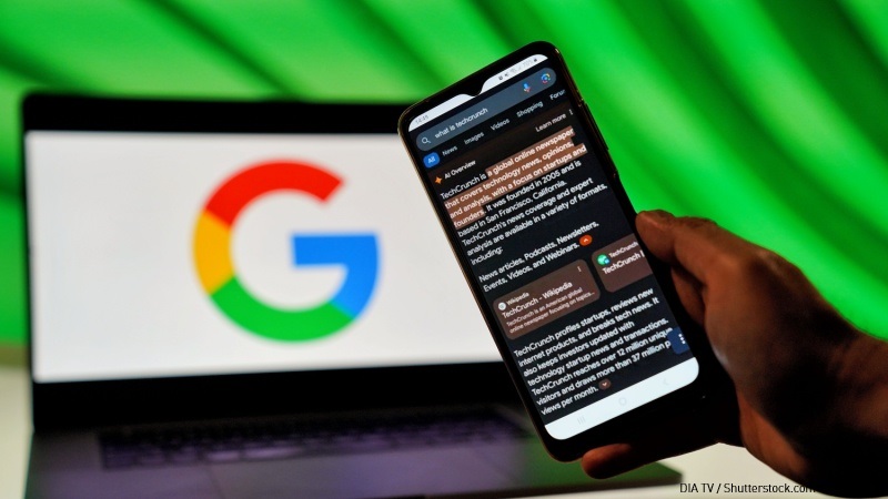 Google AI Overview su smartphone e pc Google sullo sfondo